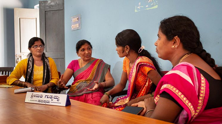Guthyamma, i mitten, är med sina 22 år en av de yngsta byrådsmedlemmarna I Thogarsi, Shivamoggadistriktet i Indien. Här på möte med andra folkvalda kvinnor som välkomnar henne till det nätverk de är med i. Foto: Sujata Khanna.