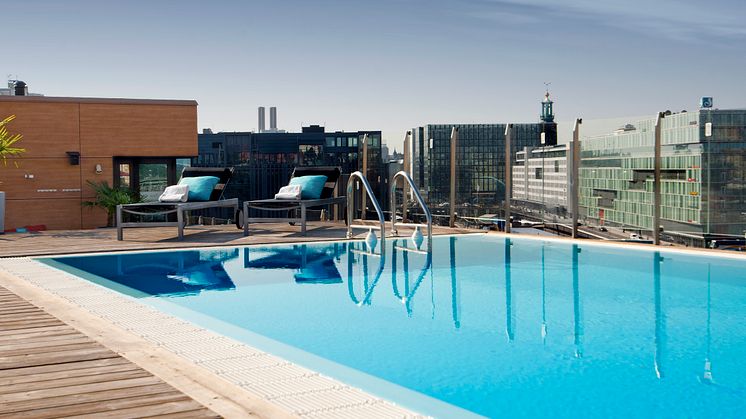 The roof top pool at Clarion Hotel Sign