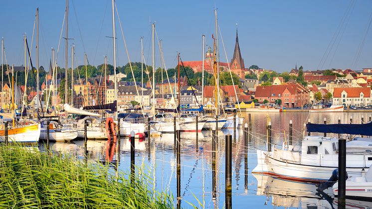 Flensburg_Yachthafen_und_Altstadt_mit_Marienkirche (1)