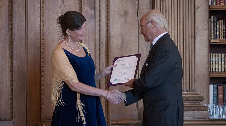 Kungen gratulerar Sofia Hoas, ordförande i Föreningen Svenskbyborna, vid en ceremoni i Bernadottebiblioteket under onsdagen. Föreningen är mottagare av Bernadottepriset 2023. Foto: Björn Strömfeldt/Konstakademien.