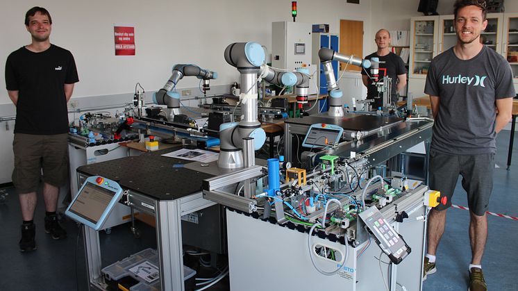 Netop udlærte automatikteknikere Magnus Sørensen, Nicklas Pedersen og Peter Hemmje Nielsen fremviser deres svendeprøve på Industri 4.0-anlæg på TEC, Videnscenter for Automation og Robotteknologi.