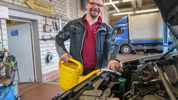Gibt Tipps, wie das Auto fit für den Frühling gemacht wird: Hephata-Fuhrparkleiter Stefan Faber.