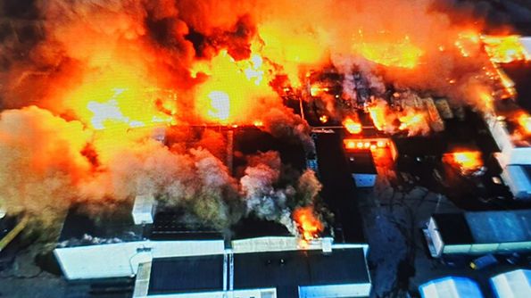 Polarbröds fabrik har inte kunnat räddas. Räddningstjänsten arbetar med att  förhindra spridning till angränsande byggnader.