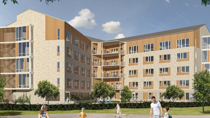 Det nya äldreboendet Villa Täby Park är en vinklad byggnad med murad fasad, inslag av trä och uppförd efter modellen ”Skanskas Gröna Karta”. Bild: Skanska