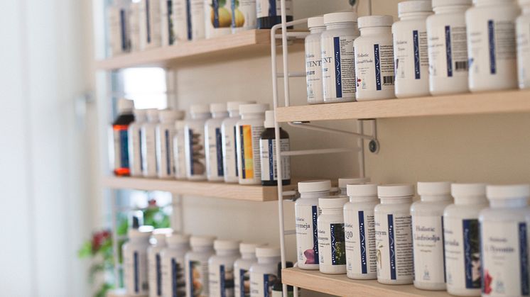 Holistics kosttillskottshylla i köket