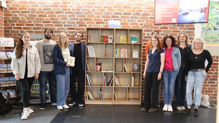 Kräuterspirale und Büchertauschregal entstehen durch Service Learning-Seminar an der Universität Vechta | Studentische Projekte hinterlassen sichtbare Spuren für mehr Nachhaltigkeit auf dem Campus 