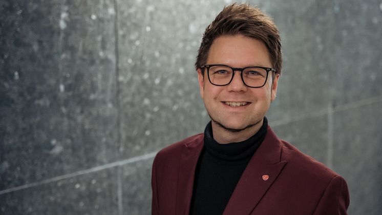 Stipendutstillingen 2023 åpnes av statsekretær Odin Adelsten Aunan Bohmann i Kultur- og likestillingsdepartementet.