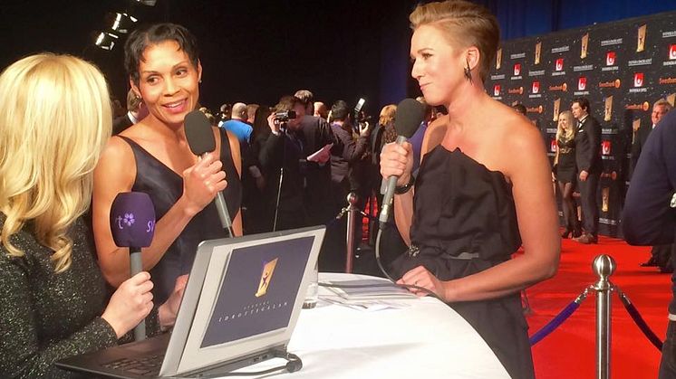 Maria Akraka, Kajsa Bergqvist och bakom dem på röda mattan Erik Hamrén och Ida Warg in action. Idrottsgalan 2016