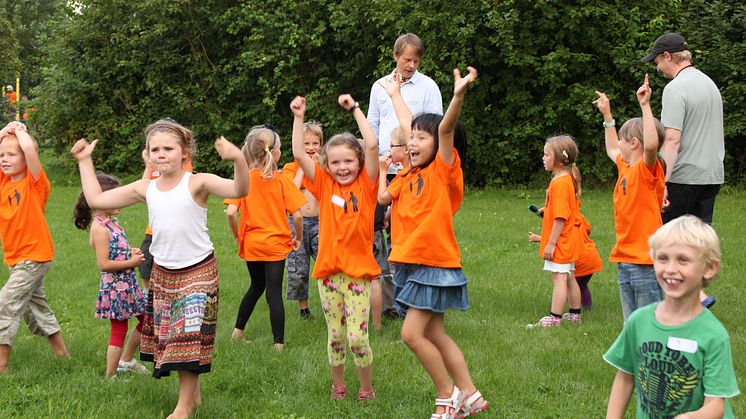 Barnplantornas sommarkurs stärker familjer till barn med cochleaimplantat/hörapparat.