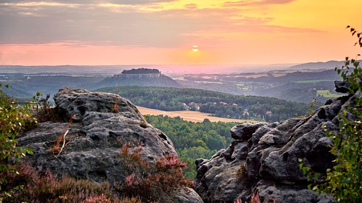 Sächsische Schweiz-Osterzgebirge_Sächsische_Schweiz_Elbsandsteingebirge,_Aussicht_zur_Burg_Königstein