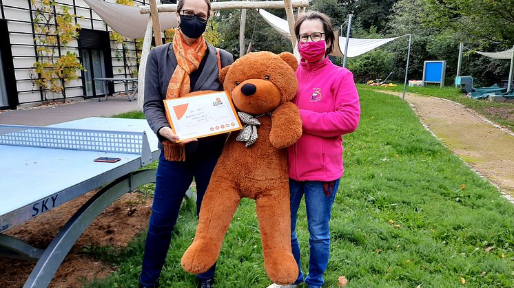 Kerstin Schurig von der ASDiA GmbH & Co. KG übergab den Spendenscheck an Kerstin Stadler im Familiengarten des Kinderhospizes