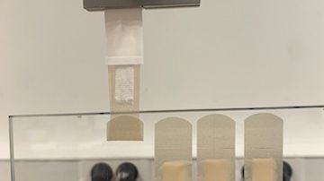 Klistrets hållfasthet testas genom att mäta den kraft i newton som krävs för att dra loss plåstret från en glasplatta.