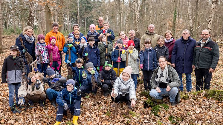 Einsatz für das Klima: Wasserforum Lüneburg und Avacon Wasser führen Baumpflanzaktion mit Schulklasse durch