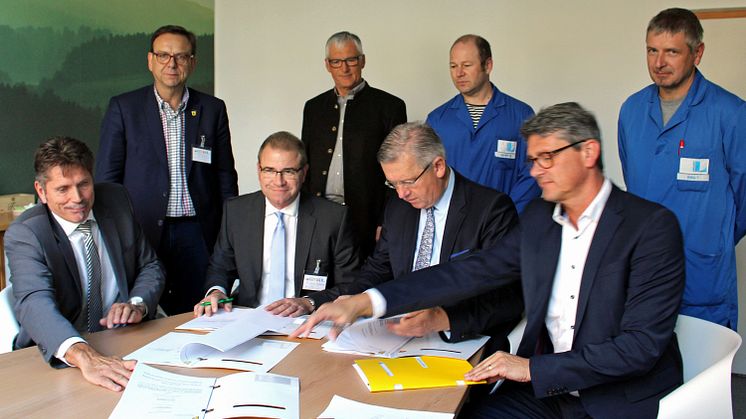 Das Bayernwerk plant, errichtet und betreibt künftig beim Kooperationspartner Linhardt in Viechtach ein Blockheizkraftwerk zur hocheffizienten Eigenstromnutzung. Am Dienstag, 17. Oktober 2017, wurden die Verträge unterzeichnet.
