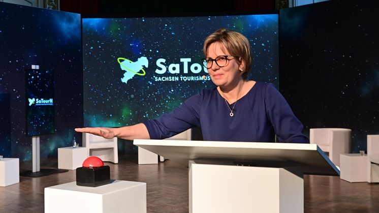 Barbara Klepsch drückt den drückt den Knopf