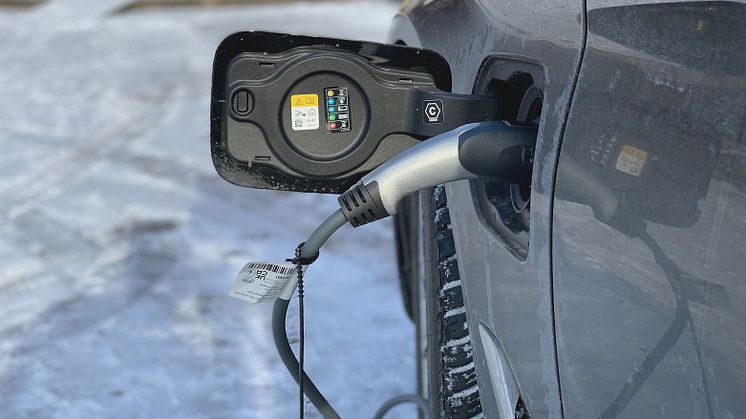 E-Auto beim Laden im Winter