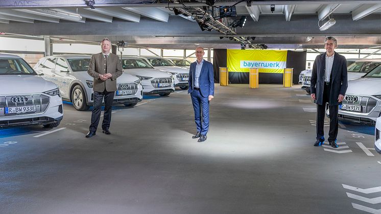 Auf die Plätze, laden, losfahren! Wirtschaftsstaatssekretär Roland Weigert (li.), Bayernwerk-Technikvorstand Dr. Egon Westphal (mi.) und Audi-Entwicklungsleiter für Ladesysteme, Roman Strasser (re.), starteten heute das Projekt MerGE.
