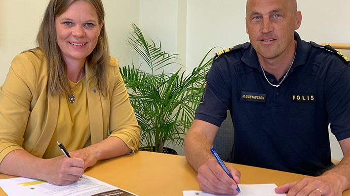 Kristina Lundberg (C), kommunstyrelsen ordförande i Sunne och Henrik Gustavsson, lokalpolisområdeschef Torsby undertecknar ett gemensamt medborgarlöfte riktat till Sunneborna.