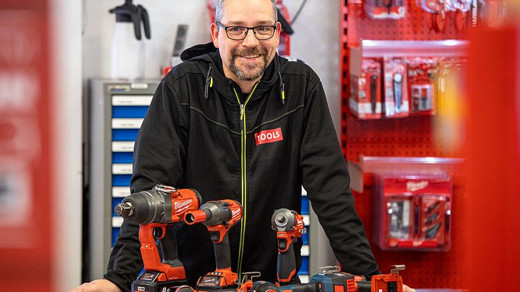 — Milwaukee har det bredeste utvalget av muttertrekkere, men vi har også muttertrekkere fra Bosch, sier Vegard Amundsen hos TOOLS