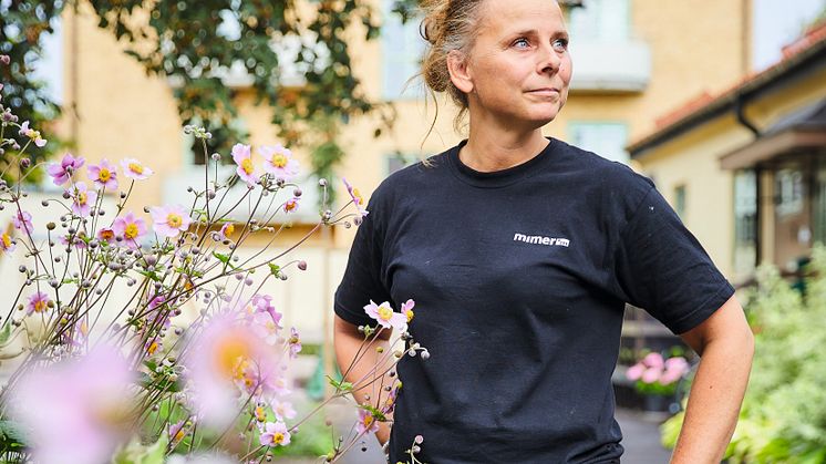 Trädgårdsmästaren Annica skapar möjlighet till umgänge på Mimers gårdar.