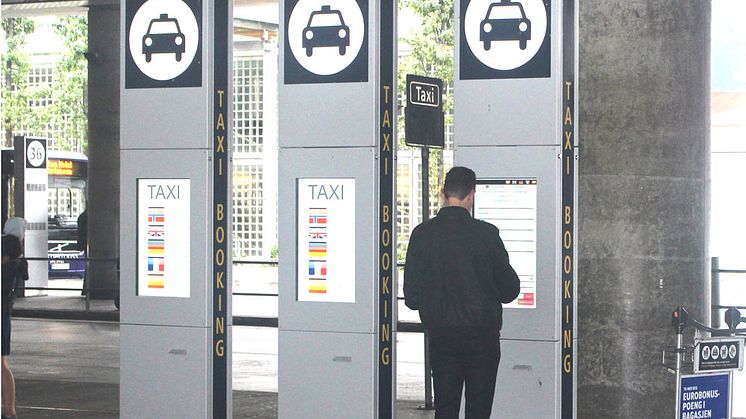 Trivector levererade de första utomhusskyltarna med pekskärm för över två år sedan till Taxi på Oslo Airport. Dessa enheter har fungerat utmärkt trots bitvis sträng kyla på vintern.