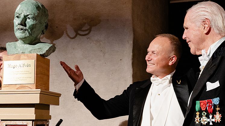 OD:s ordförande Magnus Sjögren och Anders Wall beundrar bronsbysten av Hugo Alfvén, skapad av Karl-Magnus Fredriksson (foto: David Stålhane).