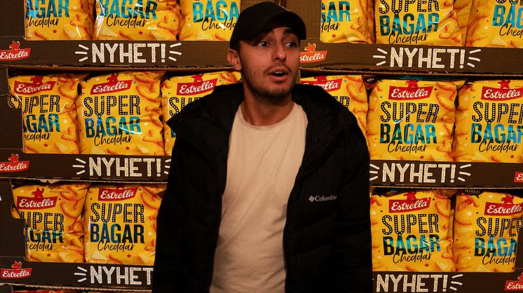 JLC:s fotograf Edwin blev love-prankad med 420kg Estrellasnacks i lägenheten, 2020.