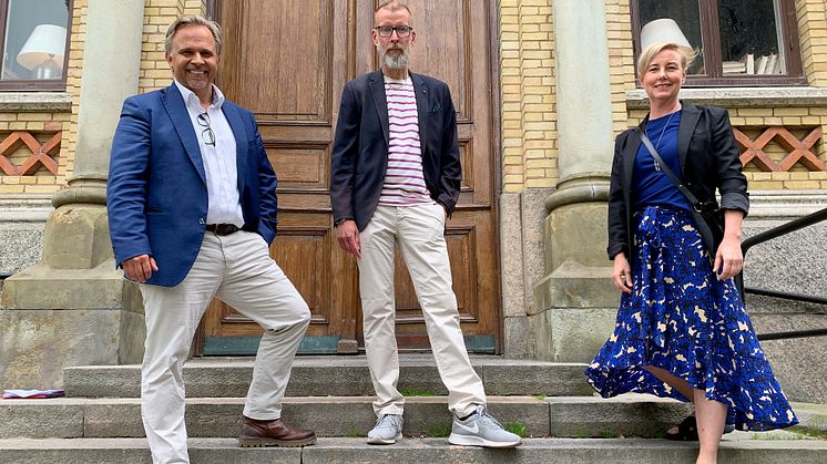 Niklas Wikström, ordförande i barn- och ungdomsnämnden, Johan Sjövall, utbildningschef grundskola och Maria Kjällström, skoldirektör glädjs åt resultatet framför Tingvallagymnasiet där en del av årets nior kommer fortsätta sina studier till hösten.