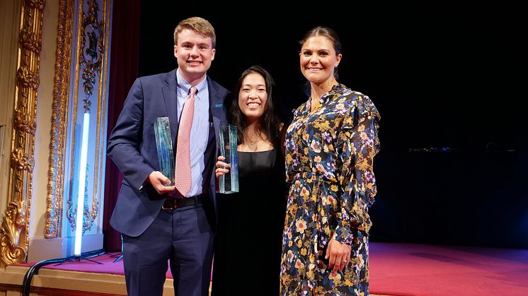 H.R.H. Crown Princess Victoria of Sweden presents Ryan Thorpe and Rachel Chang from the USA with their 2017 Stockholm Junior Water Prize (CREDIT: SIWI Stockholm International Water Institute)