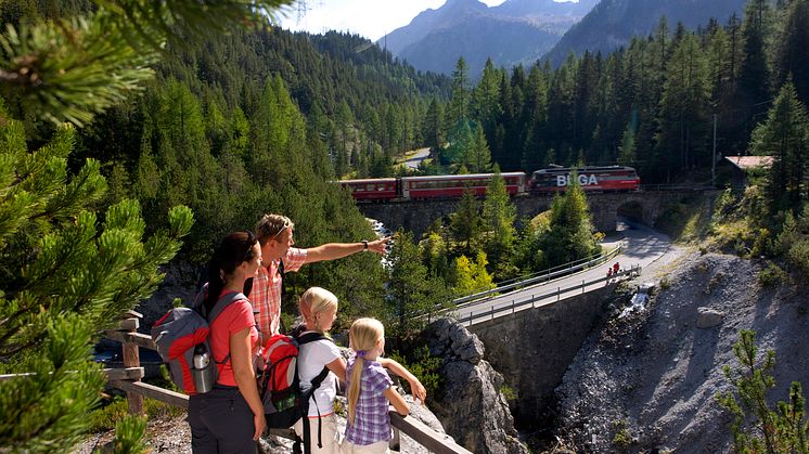 Familie auf dem Bahnerlebnisweg Albula 