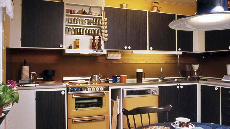 Riksbyggen har skapat rum för hela livet i 80 år. På bilden ett kök när det begav sig någon gång på 1970-talet.