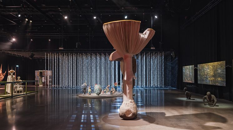 I förgrunden: Carsten Höller: Giant Multiple Mushroom (large) 2017