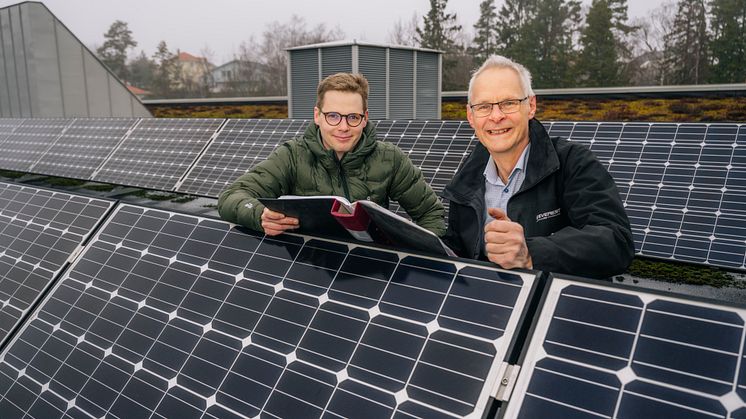 Karl Samuelsson, chef specialister och ansvarig för Huddinge Samhällsfastigheters solcellsprojekt tillsammans med Lars-Göran Sander, styrelseordförande, Huddinge Samhällsfastigheter.
