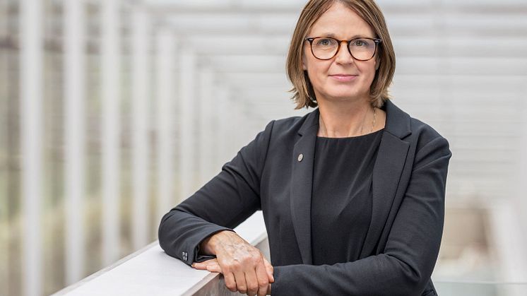 "Vi är glada att regeringen nu har fattat beslut om en biblioteksstrategi. Den tar tydligt avstamp i Demokratins skattkammare – det strategiförslag som KB för tre år sedan lämnade till regeringen", säger Karin Grönvall. Foto: Jann Lipka