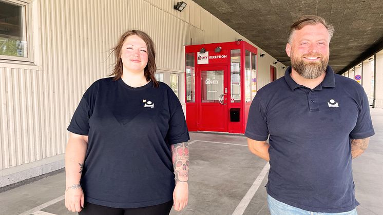 Stationschef Nelly Lindholm och regionchef Fredrik Walther på plats utanför den nya lokalen