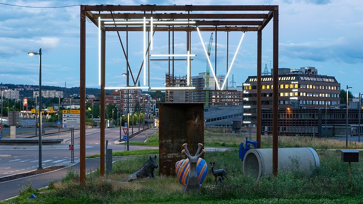 Blant nye og rivningsklare kontorer og traséer på Økern finner du OSV. (Oslo samlede verk), som består av en serie med pamfletter og en gradvis utviklende skulpturpaviljong. Foto: Tor Simen Ullstein
