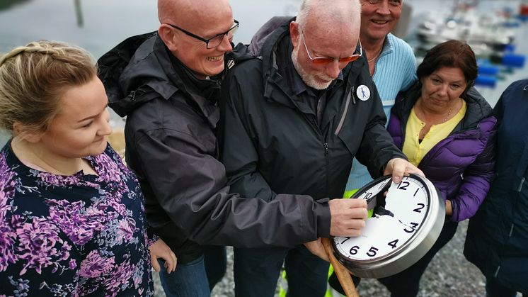 Malin, Kjell Ove, Oddmund, Hallvard and Anne-Grete destroying a watch at Sommarøy. 