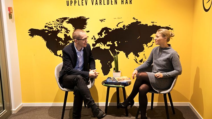 Solresors ekonomichef Johan Bivrén samtalar med Johanna Nygren som ansvarar för lönearbetet.