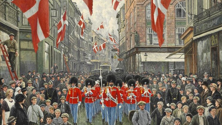 Paul Fischer: “Kongens Fødselsdag. Vagtparaden i Galla trækker op gennem Østergade” (1925)