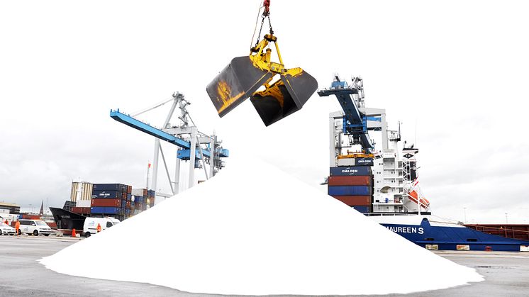 3000 ton salt lossades i rasande fart med mobilkranen i Helsingborgs Hamn. Svevia står nu rustade för frosten som kan slå till när som helst.
