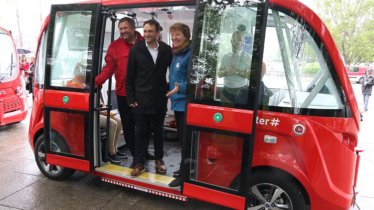 Ruters administrerende direktør Bernt Reitan Jenssen, byråd for miljø og samferdsel Arild Hermstad og ordfører Marianne Borgen ble med på første kjøretur med de selvkjørende bussene. Foto: Ruter