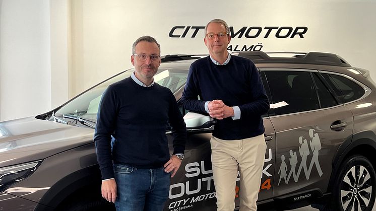 Ola Grubb och Nicklas Rosendahl är stolta över att nu även kunna presentera Subaru i sin bilhall på City Motor i Malmö.