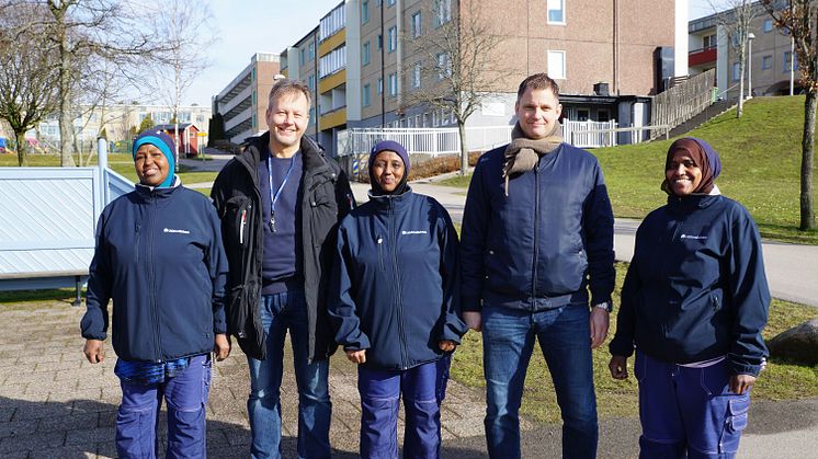 Miljövärdarna Sofia Hussein Muhamud, Sahro Nuurali och Mulki Hiraabe här tillsammans med Owe Andreasson, besiktningsman Uddevallahem och Mattias Pettersson Pohl, förvaltare norr Uddevallahem. 