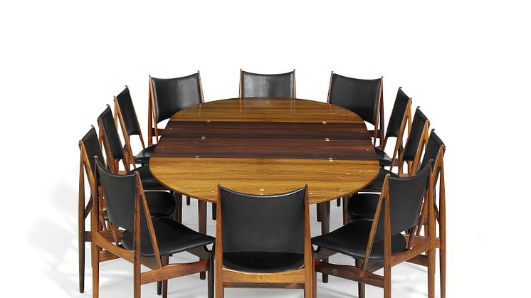 Finn Juhl: 12 "Egyptian Chairs" and a "Judas Table". Sold for a total hammer price of DKK 1,020,000 (€ 178,000 including buyer’s premium).