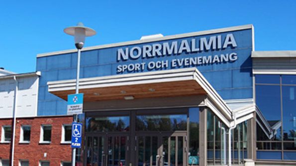 Taket i A-hallen på Norrmalmia sporthall är nu säkrat och hallen kan öppna upp för träning igen. Foto: Magnus Johansson