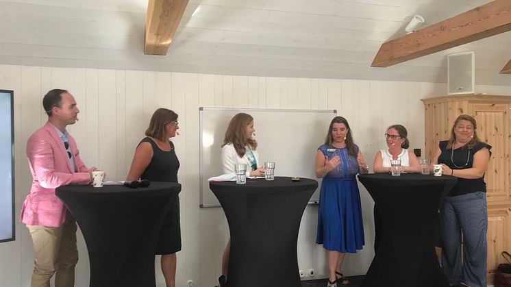Från vänster: Erik Persson, The Labyrinth, Gunilla Svantorp (S), Josefin Malmqvist (M), Anna Ljungdell, The Labyrint, Anne-Lee Bertenstam, SKVP, och Karin Heri, Malmö FFs Karriärakademi