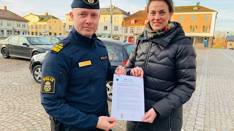 Mats Scherp, lokalpolisområdeschef och Caroline Dieker, kommunstyrelsens ordförande med det nya medborgarlöftet för Askersunds kommun.