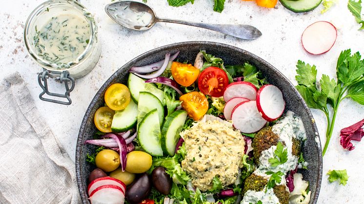 Spinach Falafel Salad - Less Meat More Plants © Annabelle Randles