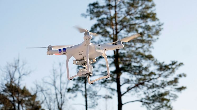 Den här typen av enkla drönare börjar bli vanliga i svenska skogar, som en kikare med förmågan att se runt hörn. 