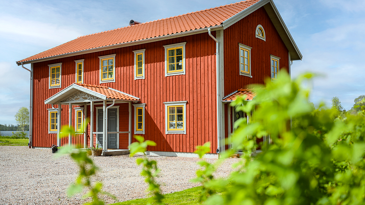 Huset i Tolg ger känslan av ett äldre hus men med alla praktiska och moderna funktioner som en barnfamilj önskar.